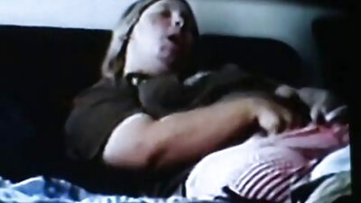 Slutty sieva fucks melns kauliņš kamēr viņas vīrs taping